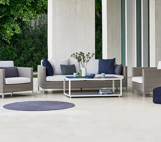 Level outdoor rectangular coffee table